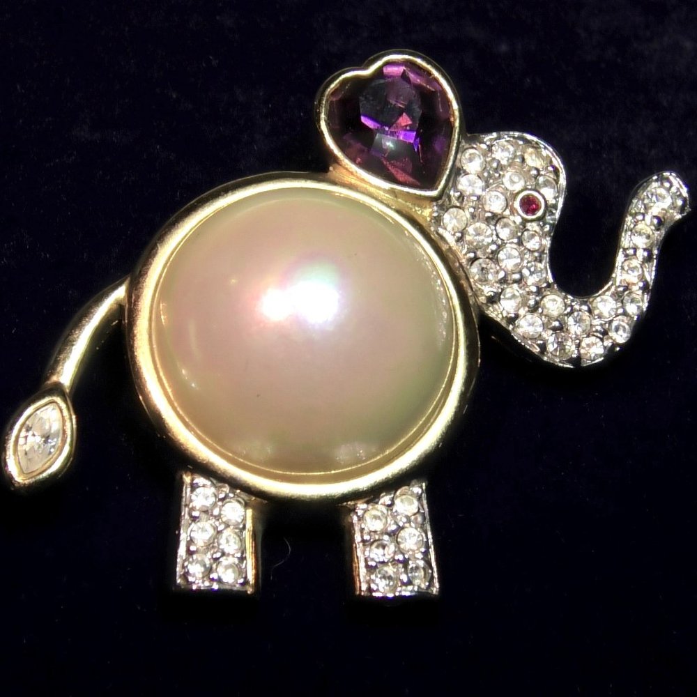 🐘Vintage gold tone elephant brooch with rhinestones and iridescent faux pearl